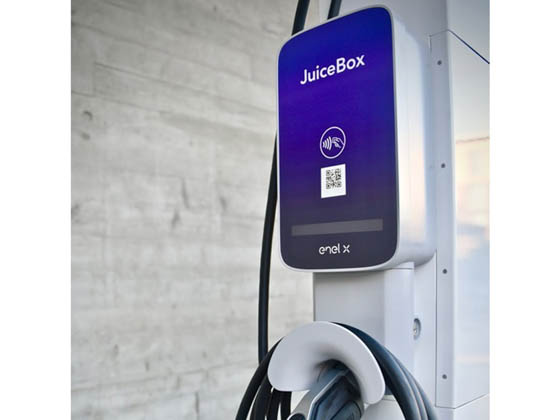 JuiceBox JuicePedestal 32 UPT Juice Pedestal 32 With Two Pro 32 WiFi Units With Credit Card (UPT) Reader